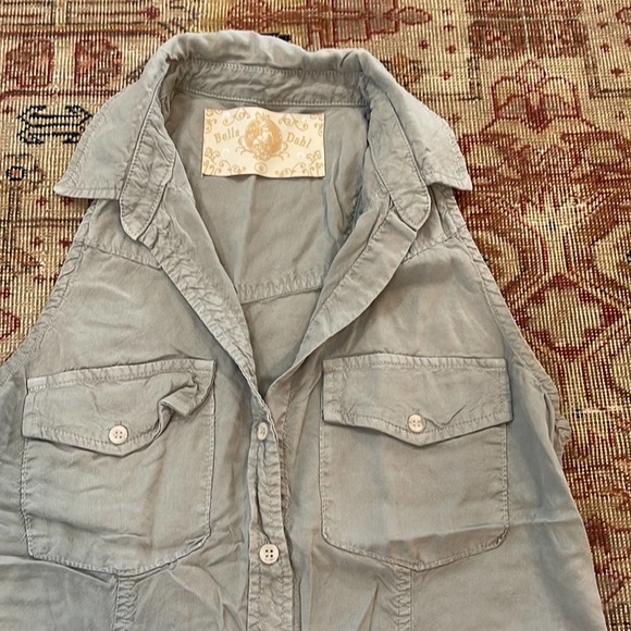 Bella Dahl | Tencel sleeveless button down blouse medium light blue - Picture 4 of 7